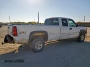 ✅ 2003 Chevrolet Silverado 2500HD LS • VIN: 1GCHK29U63E102926 • Lot: 92466165. Wystawiony na Copart z przebiegiem 165 955 mil. Bezpłatny archiwum sprzedaży aukcyjnych z USA i szczegółowy raport historii pojazdu na DreamBid. Zdjęcie 3.