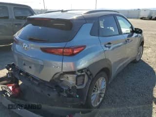 ✅ 2020 Hyundai Kona SEL • VIN: KM8K2CAA4LU443112 • Лот: 44566004. Опубликован ранее на Copart с пробегом 69 274 миль. Бесплатный доступ к архиву аукционных продаж из США и подробный отчёт об истории автомобиля на DreamBid. Изображение 3.