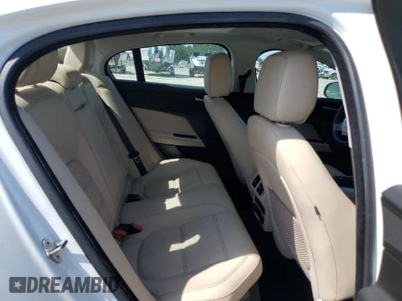 ✅ 2017 Jaguar XE 35t Prestige • VIN: SAJAK4BV6HA950823 • Lot: 62708285. Wystawiony na Copart z przebiegiem 40 337 mil. Bezpłatny archiwum sprzedaży aukcyjnych z USA i szczegółowy raport historii pojazdu na DreamBid. Zdjęcie 10.