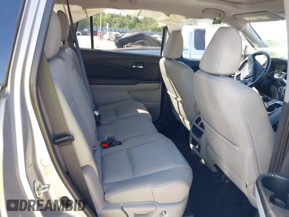 ✅ 2017 Honda Pilot EX-L • VIN: 5FNYF5H7XHB027767 • Lot: 42332282. Listed on IAAI with 50,611 mi. Free auction sales archive from the USA and detailed vehicle history report at DreamBid. Image 8.