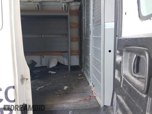 ✅ 2015 GMC Savana Cargo • VIN: 1GTW7FCF1F1907626 • Lot: 42584311. Wystawiony na IAAI z przebiegiem 237 505 mil. Bezpłatny archiwum sprzedaży aukcyjnych z USA i szczegółowy raport historii pojazdu na DreamBid. Zdjęcie 8.