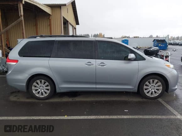 ✅ 2011 Toyota Sienna XLE • VIN: 5TDYK3DC1BS021300 • Lot: 43640745. Listed on IAAI with 198,008 mi. Free auction sales archive from the USA and detailed vehicle history report at DreamBid. Image 14.