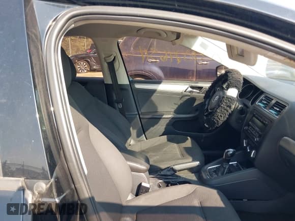 ✅ 2015 Volkswagen Jetta SE • VIN: 3VWD07AJ9FM411420 • Лот: 40246311. Опубликован ранее на IAAI с пробегом 141 456 миль. Бесплатный доступ к архиву аукционных продаж из США и подробный отчёт об истории автомобиля на DreamBid. Изображение 5.