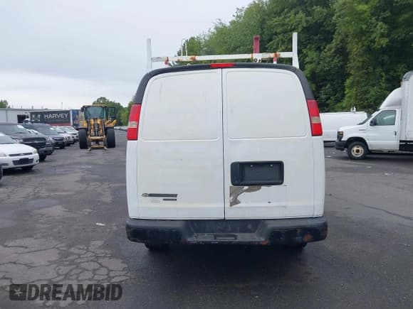 ✅ 2015 Chevrolet Express Cargo • VIN: 1GCWGFCF6F1143899 • Lot: 42993006. Wystawiony na IAAI z przebiegiem 151 900 mil. Bezpłatny archiwum sprzedaży aukcyjnych z USA i szczegółowy raport historii pojazdu na DreamBid. Zdjęcie 16.