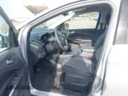 ✅ 2018 Ford Escape SE • VIN: 1FMCU9GD8JUB93096 • Lot: 43889141. Wystawiony na IAAI z przebiegiem 52 535 mil. Bezpłatny archiwum sprzedaży aukcyjnych z USA i szczegółowy raport historii pojazdu na DreamBid. Zdjęcie 5.