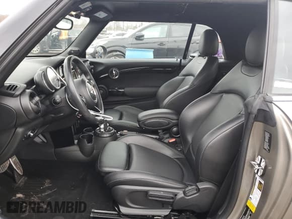 ✅ 2017 MINI Convertible Cooper S • VIN: WMWWG9C30H3C81324 • Lot: 48040275. Wystawiony na Copart z przebiegiem 54 155 mil. Bezpłatny archiwum sprzedaży aukcyjnych z USA i szczegółowy raport historii pojazdu na DreamBid. Zdjęcie 7.