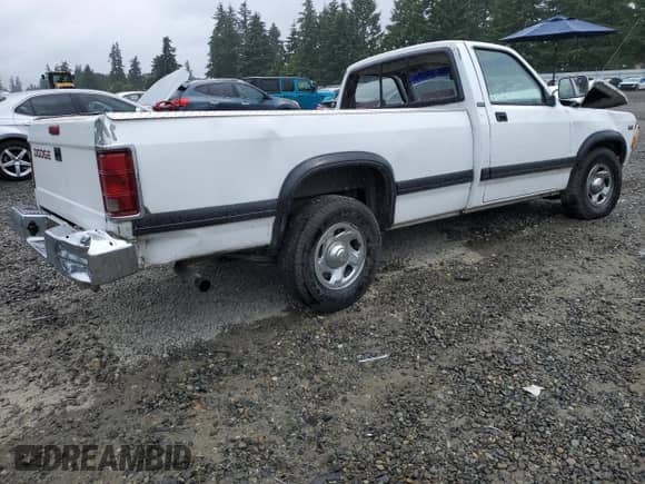 1996 Dodge Dakota z VIN 1B7FL26X9TS520367, wystawiony jako Copart lot #60913275 z przebiegiem 142 820 mil mil oraz Szkoda całkowita • Salvage title. Historia ofert i sprzedaży dostępna na DreamBid. Obrazek 3.