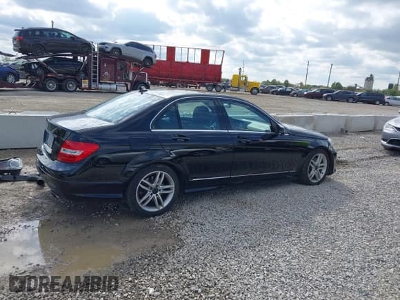 ✅ 2012 Mercedes-Benz C 300 Sport • VIN: WDDGF8BB6CR207668 • Lot: 43286103. Wystawiony na IAAI z przebiegiem 133 234 mil. Bezpłatny archiwum sprzedaży aukcyjnych z USA i szczegółowy raport historii pojazdu na DreamBid. Zdjęcie 14.