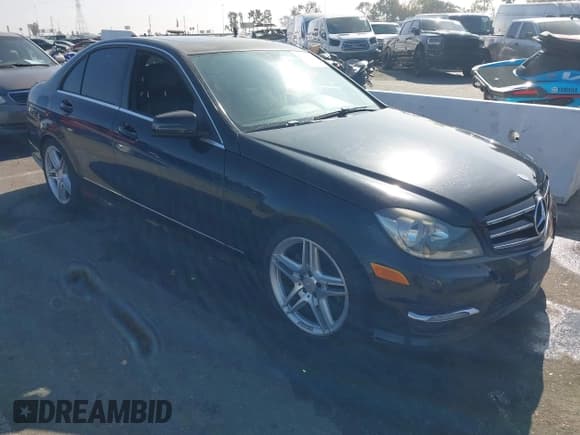 ✅ 2014 Mercedes-Benz C 250 Sport • VIN: WDDGF4HB3EA958650 • Lot: 43653897. Wystawiony na IAAI z przebiegiem 168 730 mil. Bezpłatny archiwum sprzedaży aukcyjnych z USA i szczegółowy raport historii pojazdu na DreamBid. Zdjęcie 1.
