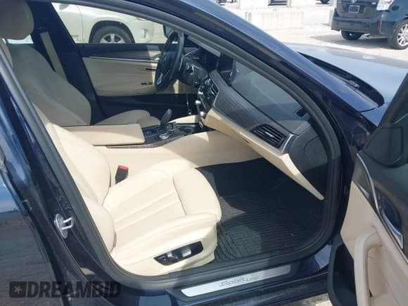 ✅ 2019 BMW 5 Series 530i xDrive • VIN: WBAJA7C5XKWW23365 • Lot: 43258804. Wystawiony na IAAI z przebiegiem 29 162 mil. Bezpłatny archiwum sprzedaży aukcyjnych z USA i szczegółowy raport historii pojazdu na DreamBid. Zdjęcie 5.