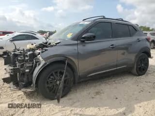 ✅ 2021 Nissan Kicks SR • VIN: 3N1CP5DVXML519497 • Лот: 82622135. Опубликован ранее на Copart с пробегом 88 529 миль. Бесплатный доступ к архиву аукционных продаж из США и подробный отчёт об истории автомобиля на DreamBid. Изображение 1.