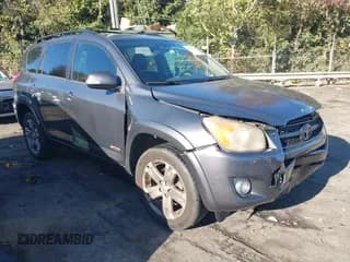 ✅ 2010 Toyota RAV4 Sport • VIN: JTMRF4DV1A5034164 • Lot: 43525209. Wystawiony na IAAI z przebiegiem 137 612 mil. Bezpłatny archiwum sprzedaży aukcyjnych z USA i szczegółowy raport historii pojazdu na DreamBid. Zdjęcie 1.