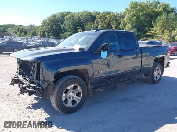 2017 Chevrolet Silverado 1500 LT z VIN 1GCVKREC8HZ178267, wystawiony jako IAAI lot #43403931 z przebiegiem 139 177 mil mil oraz . Historia ofert i sprzedaży dostępna na DreamBid. Obrazek 18.