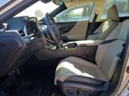 ✅ 2021 Lexus ES 350 Ultra Luxury • VIN: 58AFZ1B1XMU093382 • Lot: 91869625. Wystawiony na Copart z przebiegiem 26 029 mil. Bezpłatny archiwum sprzedaży aukcyjnych z USA i szczegółowy raport historii pojazdu na DreamBid. Zdjęcie 7.