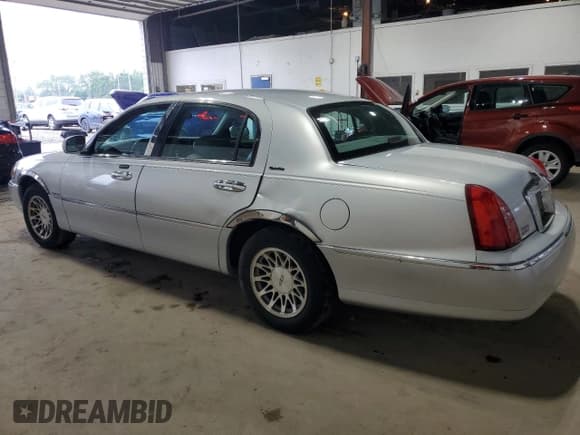 ✅ 2002 Lincoln Town Car Signature • VIN: 1LNHM82WX2Y636139 • Lot: 80075105. Wystawiony na Copart z przebiegiem 95 597 mil. Bezpłatny archiwum sprzedaży aukcyjnych z USA i szczegółowy raport historii pojazdu na DreamBid. Zdjęcie 2.