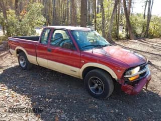 ✅ 2001 Chevrolet S-10 LS • VIN: 1GCCS19W118186557 • Лот: 43654700. Опубликован ранее на IAAI с пробегом 262 622 миль. Бесплатный доступ к архиву аукционных продаж из США и подробный отчёт об истории автомобиля на DreamBid. Изображение 1.