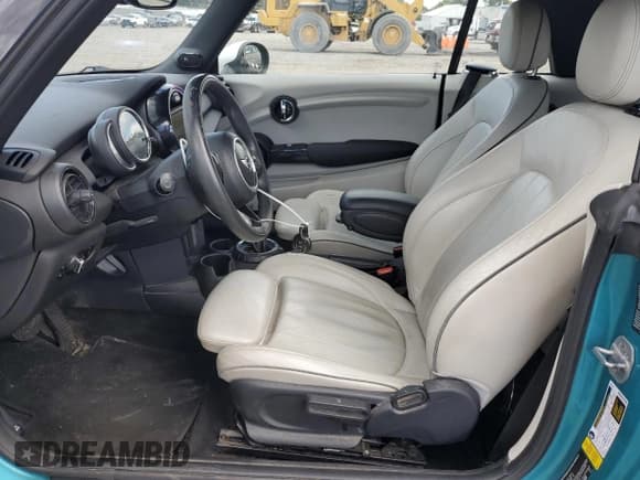 ✅ 2016 MINI Convertible • VIN: WMWWG5C57G3C19573 • Лот: 70160835. Опубликован ранее на Copart с пробегом 147 870 миль. Бесплатный доступ к архиву аукционных продаж из США и подробный отчёт об истории автомобиля на DreamBid. Изображение 7.