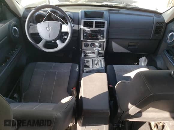 2008 Dodge Nitro SXT z VIN 1D8GU28K68W197352, wystawiony jako Copart lot #73792214 z przebiegiem 229 221 mil mil oraz Nie do naprawy • Non repairable. Historia ofert i sprzedaży dostępna na DreamBid. Obrazek 8.