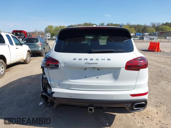 ✅ 2017 Porsche Cayenne • VIN: WP1AA2A2XHKA85652 • Lot: 41867384. Listed on IAAI with 117,695 mi. Free auction sales archive from the USA and detailed vehicle history report at DreamBid. Image 16.