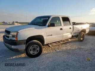 ✅ 2005 Chevrolet Silverado 2500HD LT • VIN: 1GCHC23U05F842166 • Lot: 84545635. Wystawiony na Copart z przebiegiem Nie podano. Bezpłatny archiwum sprzedaży aukcyjnych z USA i szczegółowy raport historii pojazdu na DreamBid. Zdjęcie 1.