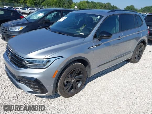 ✅ 2024 Volkswagen Tiguan SE R-Line Black • VIN: 3VV8B7AX5RM128490 • Lot: 42977920. Wystawiony na IAAI z przebiegiem 10 147 mil. Bezpłatny archiwum sprzedaży aukcyjnych z USA i szczegółowy raport historii pojazdu na DreamBid. Zdjęcie 17.