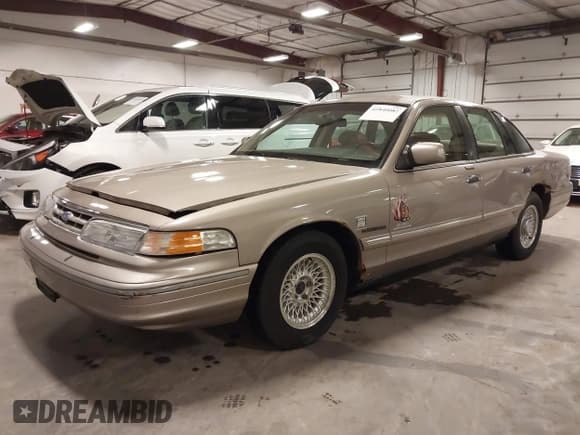 ✅ 1995 Ford Crown Victoria LX • VIN: 2FALP74W0SX195270 • Lot: 41840082. Listed on IAAI with 139,967 mi. Free auction sales archive from the USA and detailed vehicle history report at DreamBid. Image 21.