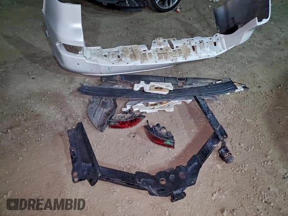 ✅ 2015 Lexus GX 460 Luxury • VIN: JTJJM7FXXF5093320 • Lot: 94664405. Wystawiony na Copart z przebiegiem 137 208 mil. Bezpłatny archiwum sprzedaży aukcyjnych z USA i szczegółowy raport historii pojazdu na DreamBid. Zdjęcie 13.