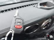 ✅ 2020 Jeep Wrangler Unlimited Sahara • VIN: 1C4HJXENXLW135615 • Lot: 42611859. Wystawiony na IAAI z przebiegiem 85 452 mil. Bezpłatny archiwum sprzedaży aukcyjnych z USA i szczegółowy raport historii pojazdu na DreamBid. Zdjęcie 11.