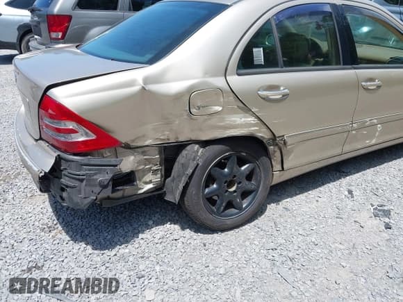 ✅ 2003 Mercedes-Benz C 240 • VIN: WDBRF61J43E014165 • Lot: 42623495. Wystawiony na IAAI z przebiegiem Nie podano. Bezpłatny archiwum sprzedaży aukcyjnych z USA i szczegółowy raport historii pojazdu na DreamBid. Zdjęcie 6.