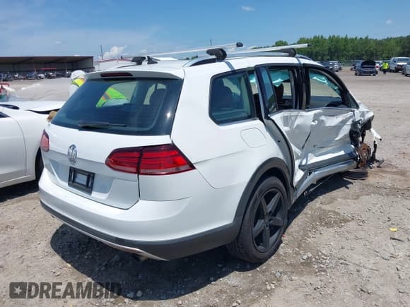 ✅ 2019 Volkswagen Golf S • VIN: 3VWH17AU5KM518869 • Lot: 42457303. Wystawiony na IAAI z przebiegiem 101 107 mil. Bezpłatny archiwum sprzedaży aukcyjnych z USA i szczegółowy raport historii pojazdu na DreamBid. Zdjęcie 4.