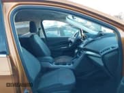 ✅ 2016 Ford Escape SE • VIN: 1FMCU9GX5GUC89240 • Lot: 43723922. Wystawiony na IAAI z przebiegiem 117 832 mil. Bezpłatny archiwum sprzedaży aukcyjnych z USA i szczegółowy raport historii pojazdu na DreamBid. Zdjęcie 5.