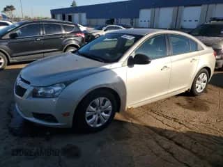 2013 Chevrolet Cruze LS с VIN 1G1PA5SH3D7264380, выставлен на аукционе Copart как лот 83837285 с пробегом 215 833 миль миль и Чистый • Clean title. История ставок и продаж доступна на DreamBid. Изображение 1.