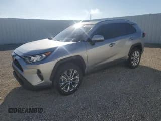 ✅ 2021 Toyota RAV4 XLE Premium • VIN: 2T3C1RFV0MC113158 • Лот: 89469175. Опубликован ранее на Copart с пробегом 30 609 миль. Бесплатный доступ к архиву аукционных продаж из США и подробный отчёт об истории автомобиля на DreamBid. Изображение 1.