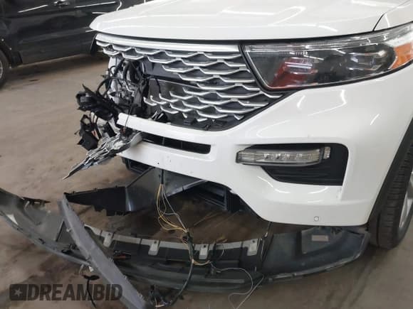 ✅ 2022 Ford Explorer Platinum • VIN: 1FM5K8HW7NNA10389 • Lot: 43598051. Wystawiony na IAAI z przebiegiem 53 841 mil. Bezpłatny archiwum sprzedaży aukcyjnych z USA i szczegółowy raport historii pojazdu na DreamBid. Zdjęcie 17.