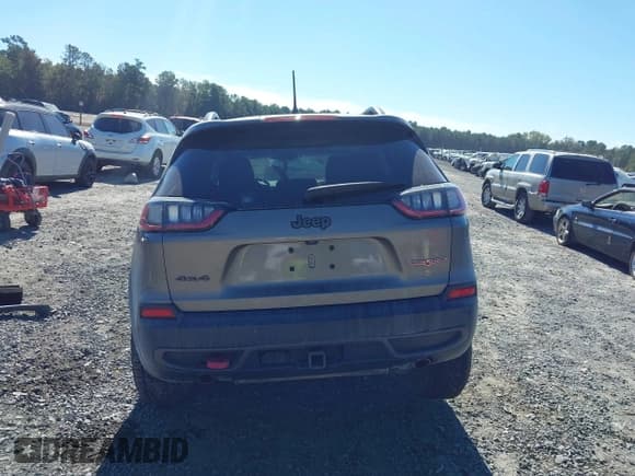 ✅ 2019 Jeep Cherokee Trailhawk • VIN: 1C4PJMBX1KD251067 • Lot: 43497885. Wystawiony na IAAI z przebiegiem 110 215 mil. Bezpłatny archiwum sprzedaży aukcyjnych z USA i szczegółowy raport historii pojazdu na DreamBid. Zdjęcie 17.