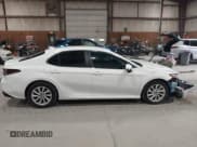 ✅ 2022 Toyota Camry LE • VIN: 4T1C11BK8NU050915 • Lot: 43459428. Wystawiony na IAAI z przebiegiem 64 465 mil. Bezpłatny archiwum sprzedaży aukcyjnych z USA i szczegółowy raport historii pojazdu na DreamBid. Zdjęcie 13.