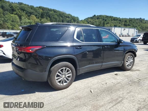 ✅ 2022 Chevrolet Traverse LT • VIN: 1GNEVHKW7NJ111323 • Lot: 69982894. Wystawiony na Copart z przebiegiem 56 841 mil. Bezpłatny archiwum sprzedaży aukcyjnych z USA i szczegółowy raport historii pojazdu na DreamBid. Zdjęcie 3.