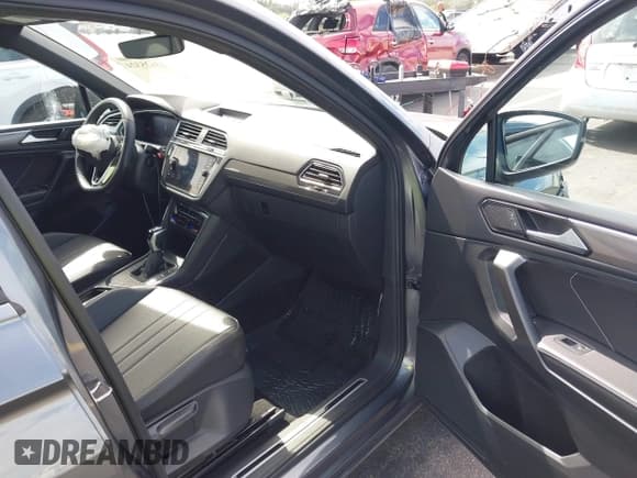 ✅ 2022 Volkswagen Tiguan SE R-Line Black • VIN: 3VVCB7AX0NM169162 • Lot: 43625324. Wystawiony na IAAI z przebiegiem 48 493 mil. Bezpłatny archiwum sprzedaży aukcyjnych z USA i szczegółowy raport historii pojazdu na DreamBid. Zdjęcie 5.