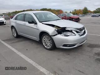 ✅ 2011 Chrysler 200 Limited • VIN: 1C3BC2FB8BN525449 • Lot: 43507382. Wystawiony na IAAI z przebiegiem 122 074 mil. Bezpłatny archiwum sprzedaży aukcyjnych z USA i szczegółowy raport historii pojazdu na DreamBid. Zdjęcie 1.