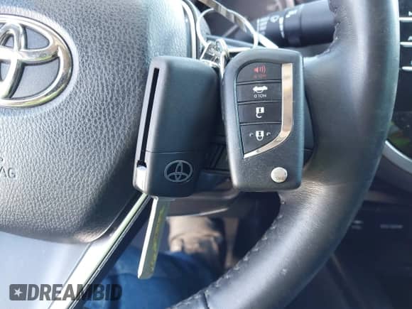 2019 Toyota Camry LE z VIN 4T1B11HK9KU161472, wystawiony jako IAAI lot #43127580 z przebiegiem 104 626 mil mil oraz . Historia ofert i sprzedaży dostępna na DreamBid. Obrazek 11.