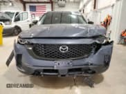✅ 2024 Mazda CX-50 S Premium • VIN: 7MMVABDM7RN227312 • Лот: 50590515. Опубликован ранее на Copart с пробегом 5 136 миль. Бесплатный доступ к архиву аукционных продаж из США и подробный отчёт об истории автомобиля на DreamBid. Изображение 5.