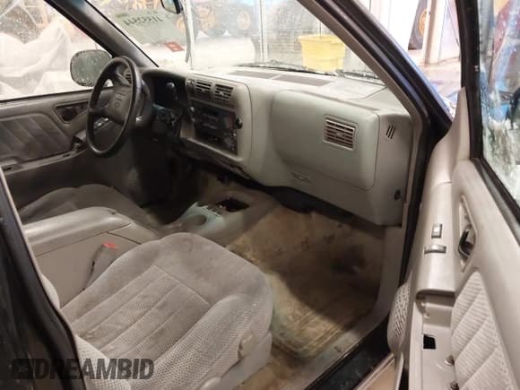 ✅ 1996 Chevrolet Blazer • VIN: 1GNDT13W2T2140730 • Lot: 41552544. Wystawiony na IAAI z przebiegiem 241 695 mil. Bezpłatny archiwum sprzedaży aukcyjnych z USA i szczegółowy raport historii pojazdu na DreamBid. Zdjęcie 5.