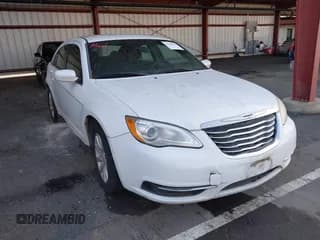 ✅ 2014 Chrysler 200 Touring • VIN: 1C3CCBBB0EN118093 • Lot: 43786274. Wystawiony na IAAI z przebiegiem 182 329 mil. Bezpłatny archiwum sprzedaży aukcyjnych z USA i szczegółowy raport historii pojazdu na DreamBid. Zdjęcie 1.