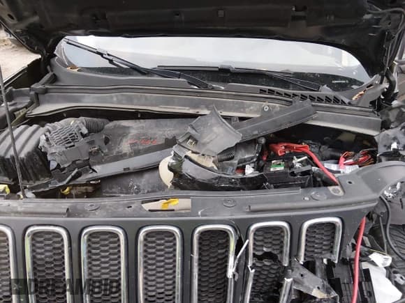 ✅ 2017 Jeep Renegade Latitude • VIN: ZACCJBBB3HPG03566 • Lot: 43810057. Listed on IAAI with 90,279 mi. Free auction sales archive from the USA and detailed vehicle history report at DreamBid. Image 10.