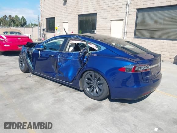 ✅ 2018 Tesla Model S 75D • VIN: 5YJSA1E24JF295614 • Lot: 43472153. Listed on IAAI with 38,556 mi. Free auction sales archive from the USA and detailed vehicle history report at DreamBid. Image 3.