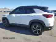 2021 Chevrolet TrailBlazer RS z VIN KL79MTSL6MB084188, wystawiony jako Copart lot #82558935 z przebiegiem 27 292 mil mil oraz Szkoda całkowita • Salvage title. Historia ofert i sprzedaży dostępna na DreamBid. Obrazek 2.