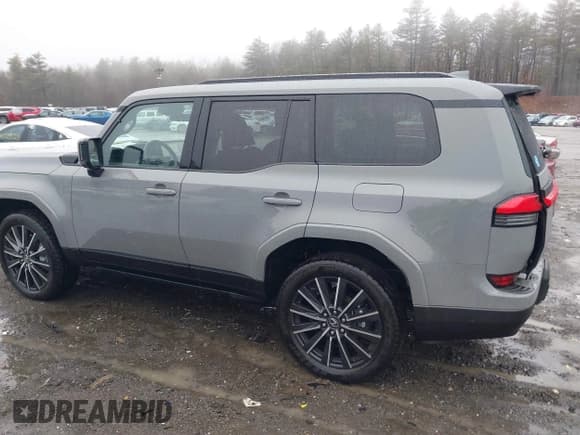 ✅ 2024 Lexus GX 550 Luxury • VIN: JTJVBCDX6R5002471 • Lot: 41014710. Wystawiony na IAAI z przebiegiem 6 804 mil. Bezpłatny archiwum sprzedaży aukcyjnych z USA i szczegółowy raport historii pojazdu na DreamBid. Zdjęcie 14.