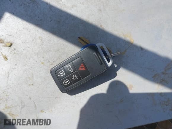 ✅ 2016 Volvo XC60 T6 • VIN: YV4902RK5G2775901 • Lot: 41797196. Wystawiony na IAAI z przebiegiem 138 609 mil. Bezpłatny archiwum sprzedaży aukcyjnych z USA i szczegółowy raport historii pojazdu na DreamBid. Zdjęcie 11.