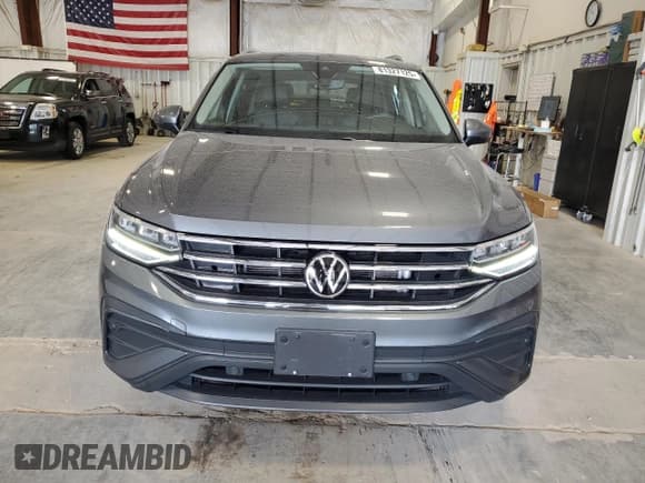 ✅ 2023 Volkswagen Tiguan SE • VIN: 3VVMB7AX6PM034582 • Lot: 81327125. Wystawiony na Copart z przebiegiem 22 563 mil. Bezpłatny archiwum sprzedaży aukcyjnych z USA i szczegółowy raport historii pojazdu na DreamBid. Zdjęcie 5.