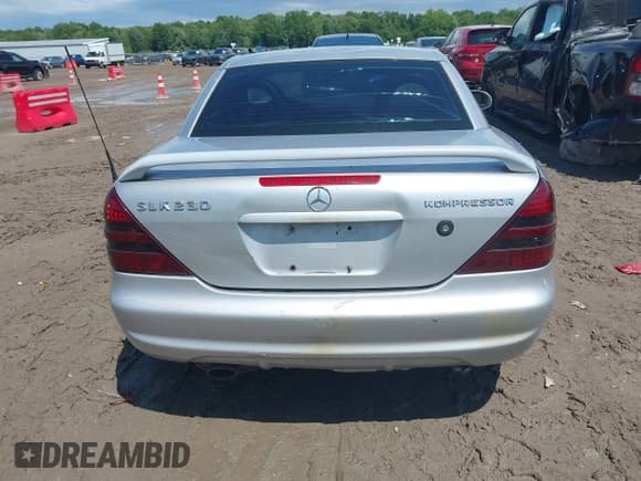 ✅ 1999 Mercedes-Benz SLK 230/320 • VIN: WDBKK47F9XF136119 • Lot: 42462836. Wystawiony na IAAI z przebiegiem 137 586 mil. Bezpłatny archiwum sprzedaży aukcyjnych z USA i szczegółowy raport historii pojazdu na DreamBid. Zdjęcie 16.